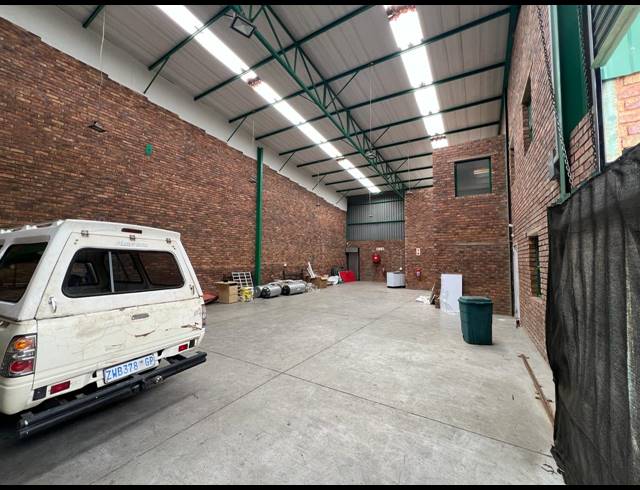 300M² WAREHOUSE TO LET IN LASER PARK